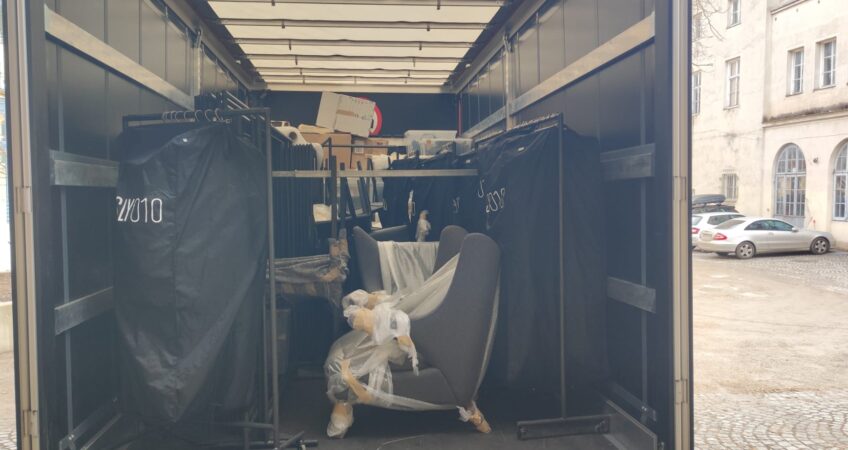 Firmenumzug planen: sicher beladener Transporter für einen organisierten Gewerbeumzug